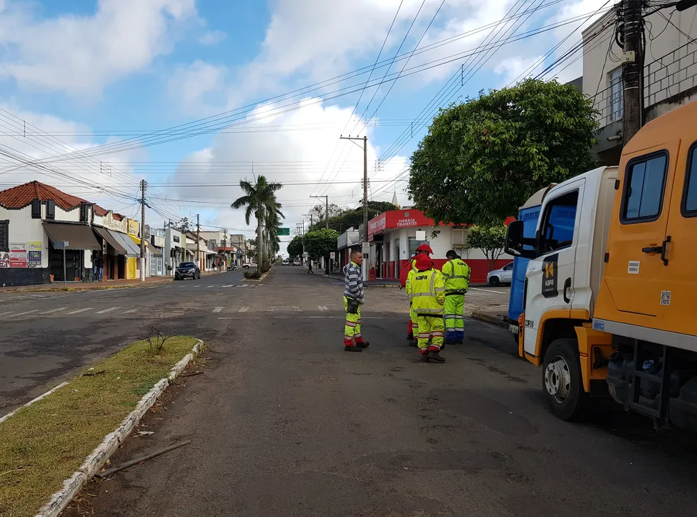 Serviço para recapeamento interdita trânsito em trecho da Avenida Tiradentes, em Presidente Venceslau Serviço para recapeamento interdita trânsito em trecho da Avenida Tiradentes, em Presidente Venceslau