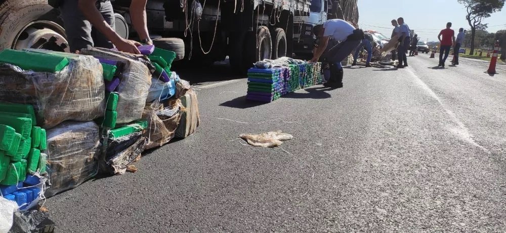 Fiscalização policial apreende mais de 2 toneladas de drogas em meio a carga de sucata Fiscalização policial apreende mais de 2 toneladas de drogas em meio a carga de sucata