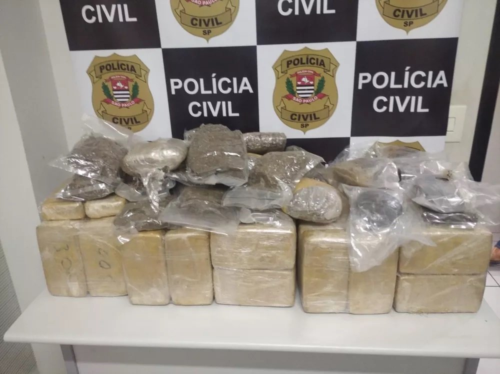 Fiscalização policial apreende mais de 2 toneladas de drogas em meio a carga de sucata Fiscalização policial apreende mais de 2 toneladas de drogas em meio a carga de sucata