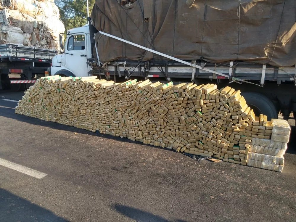 Fiscalização policial apreende mais de 2 toneladas de drogas em meio a carga de sucata Fiscalização policial apreende mais de 2 toneladas de drogas em meio a carga de sucata