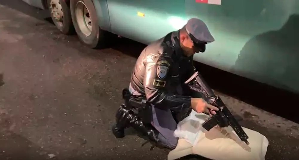 Mulher é presa com fuzil e carregadores no travesseiro em ônibus na Rodovia Raposo Tavares, em Presidente Venceslau Mulher é presa com fuzil e carregadores no travesseiro em ônibus na Rodovia Raposo Tavares, em Presidente Venceslau