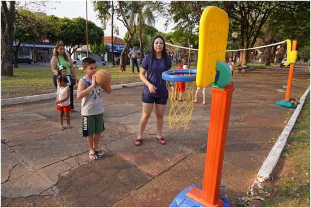 Tarde Brincante na praça Nicolino Rondó reúne crianças e famílias durante a programação de Aniversário da Cidade