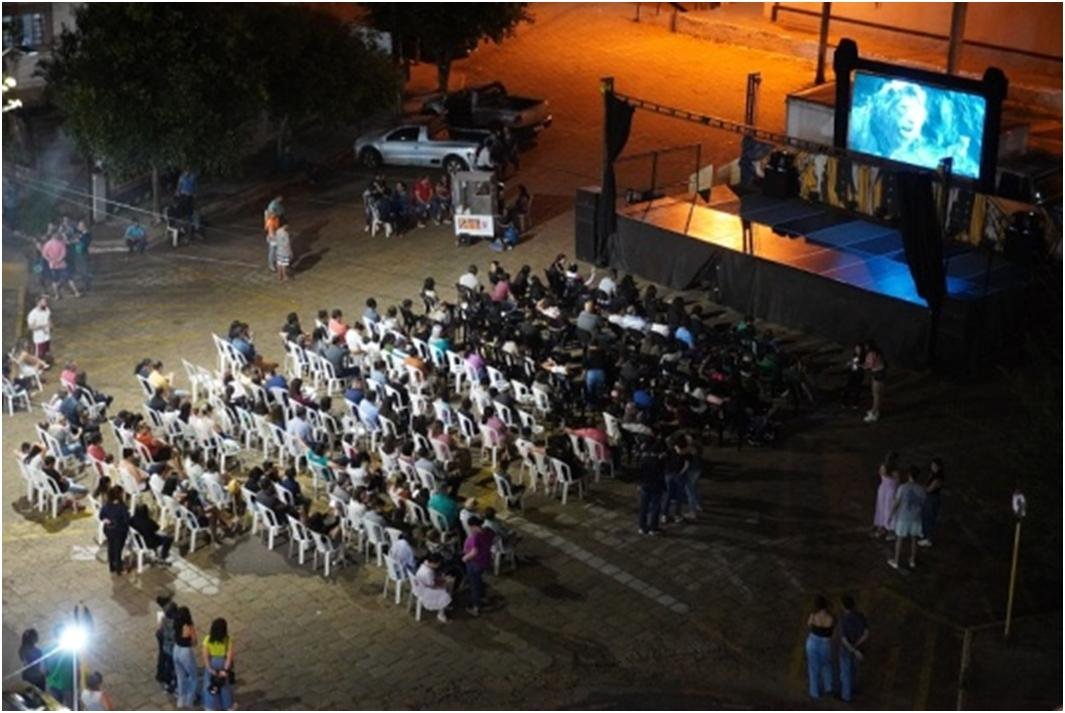 Noite Cultural com filmes e apresentação de balé reuniu pessoas no centro de Presidente Venceslau