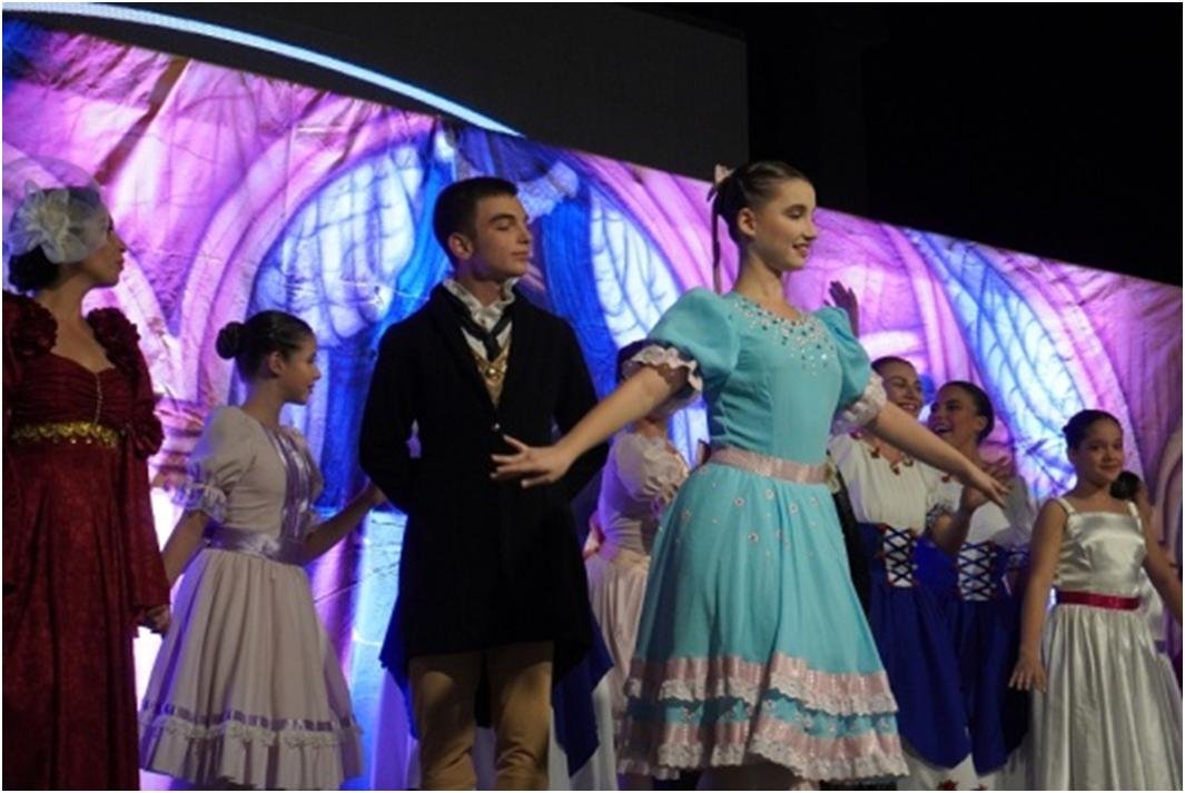 Noite Cultural com filmes e apresentação de balé reuniu pessoas no centro de Presidente Venceslau