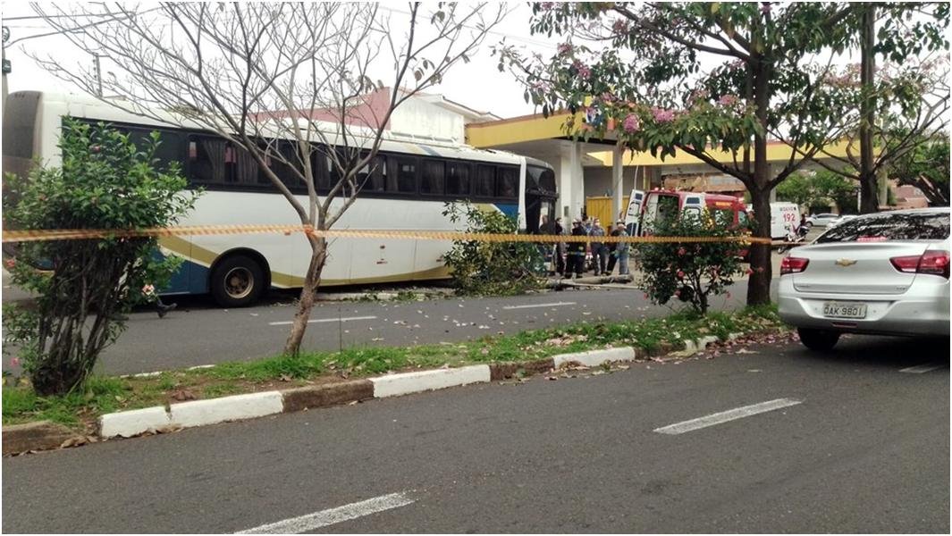 Ônibus desgovernado atinge rede elétrica, derruba árvores e invade posto de combustíveis em Presidente Prudente