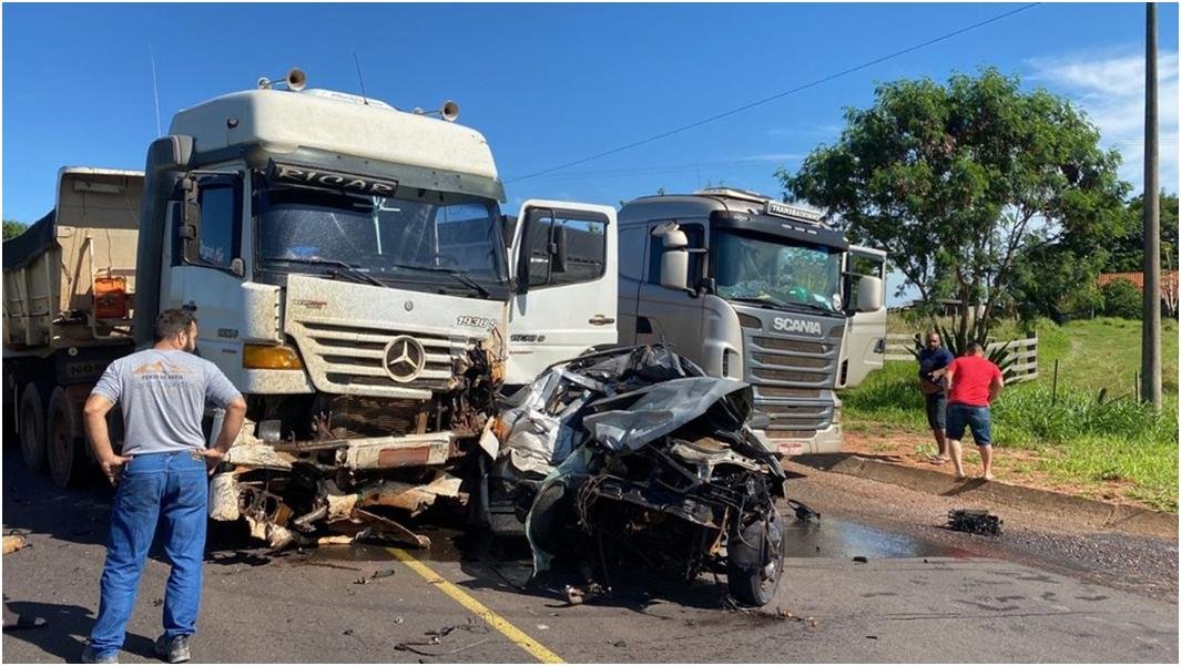 Colisão entre picape e caminhão mata uma pessoa na Rodovia Júlio Budiski, em Presidente Prudente (SP)