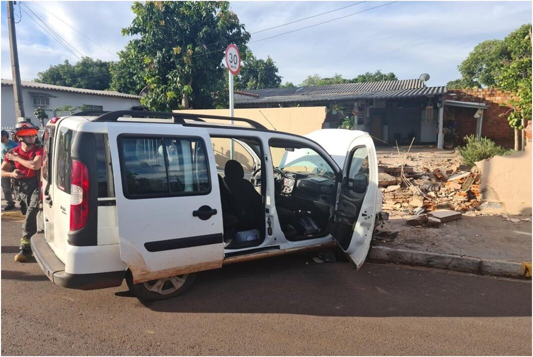 Carro conduzido por duas crianças quebra muro e invade casa, em Rosana (SP)