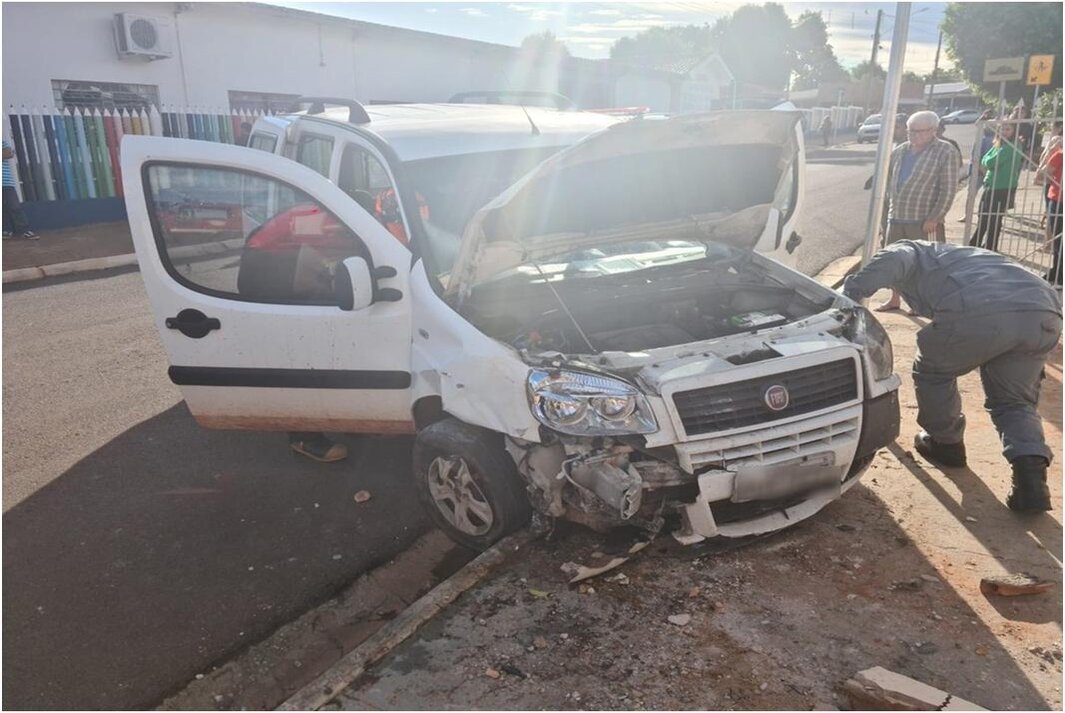 Carro conduzido por duas crianças quebra muro e invade casa, em Rosana (SP)
