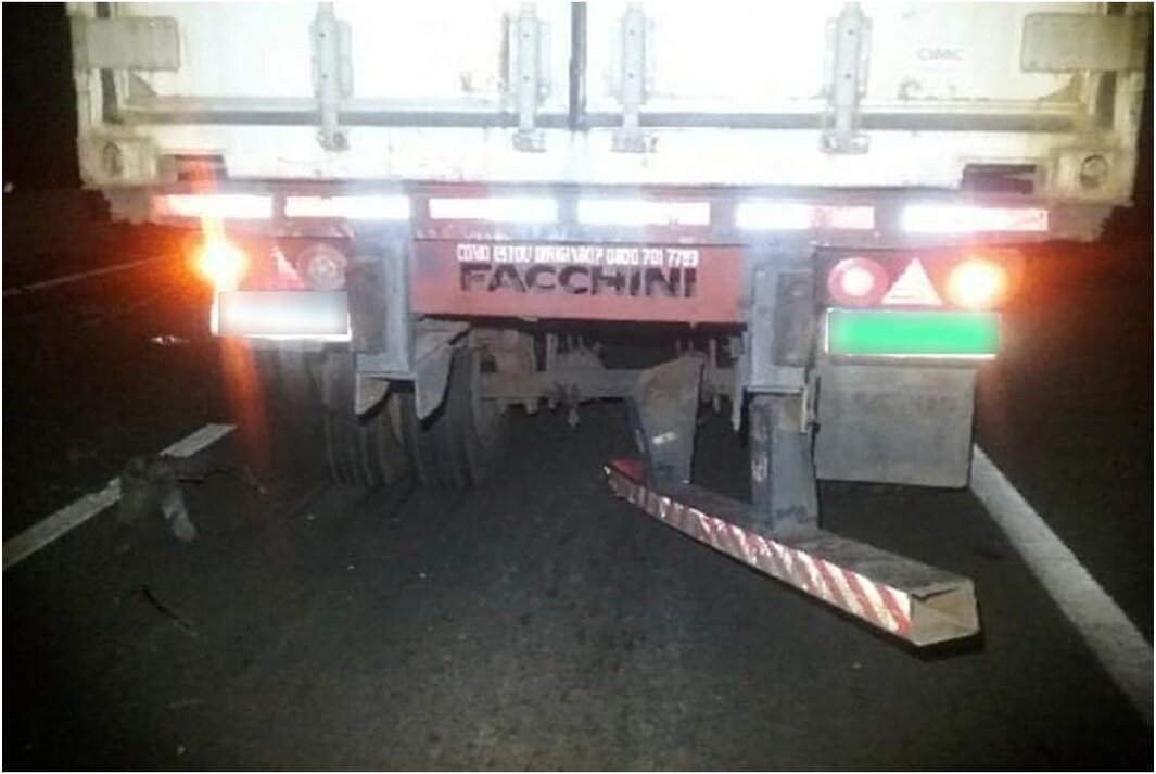 Motorista foge após bater carro contra traseira de caminhão na Rodovia Raposo Tavares, em Presidente Venceslau Motorista foge após bater carro contra traseira de caminhão na Rodovia Raposo Tavares, em Presidente Venceslau