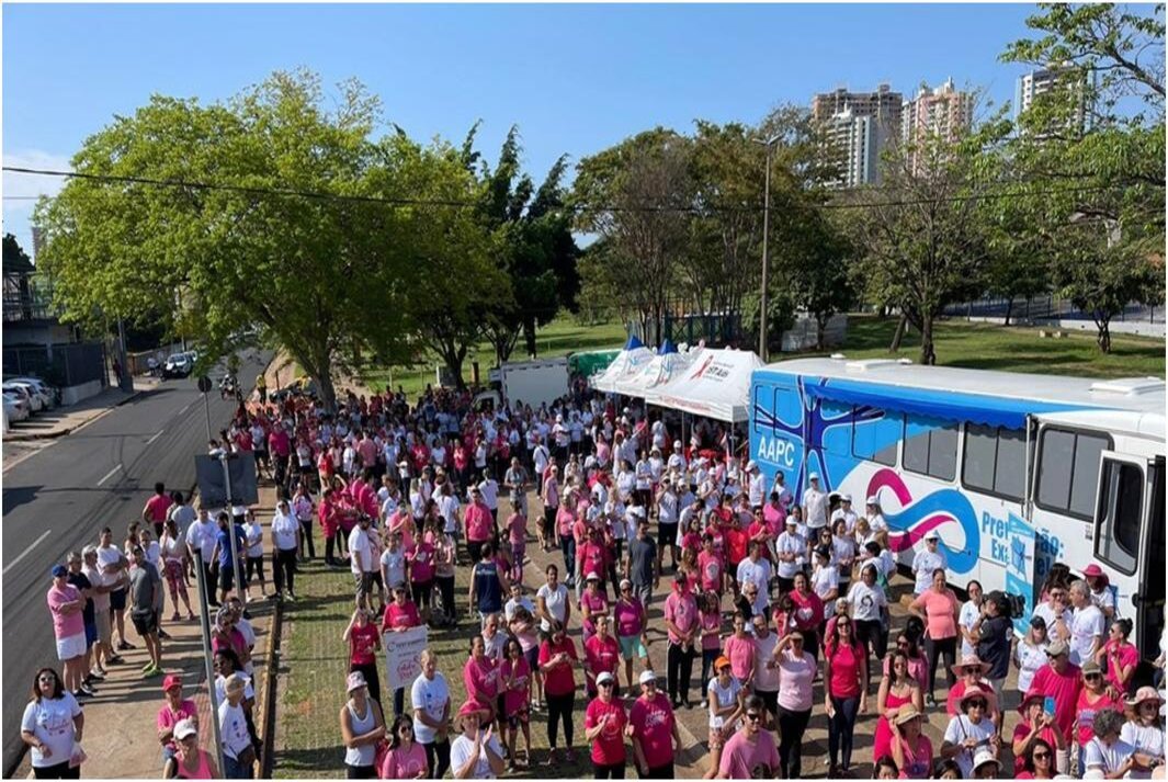 Caminhada Rosa reúne mais de 500 pessoas no Parque do Povo, em Presidente Prudente (SP)