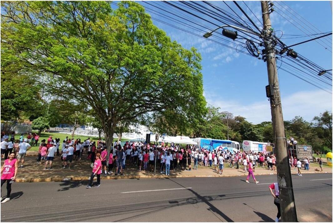 Caminhada Rosa reúne mais de 500 pessoas no Parque do Povo, em Presidente Prudente (SP)
