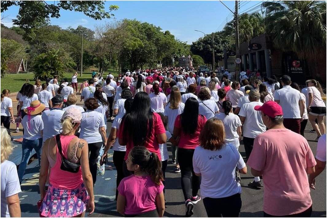 Caminhada Rosa reúne mais de 500 pessoas no Parque do Povo, em Presidente Prudente (SP)