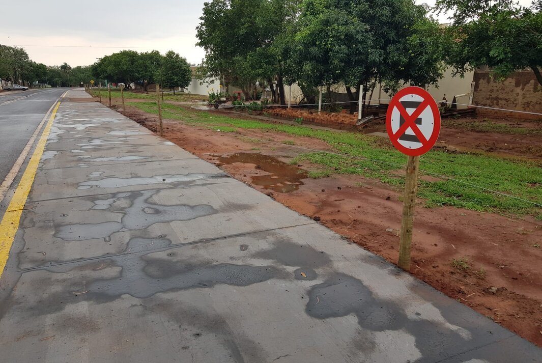 Placas de Proibido Estacionar são colocadas nos espaços da ciclovia e pista de caminhada no Residencial da Faive Placas de Proibido Estacionar são colocadas nos espaços da ciclovia e pista de caminhada no Residencial da Faive