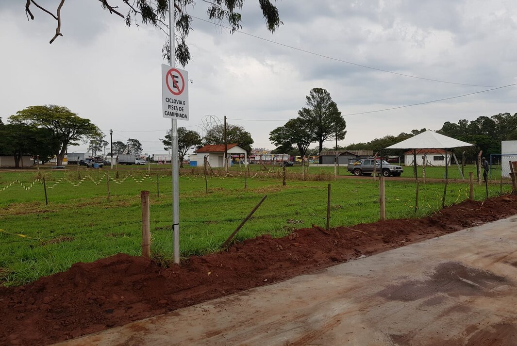 Placas de Proibido Estacionar são colocadas nos espaços da ciclovia e pista de caminhada no Residencial da Faive Placas de Proibido Estacionar são colocadas nos espaços da ciclovia e pista de caminhada no Residencial da Faive