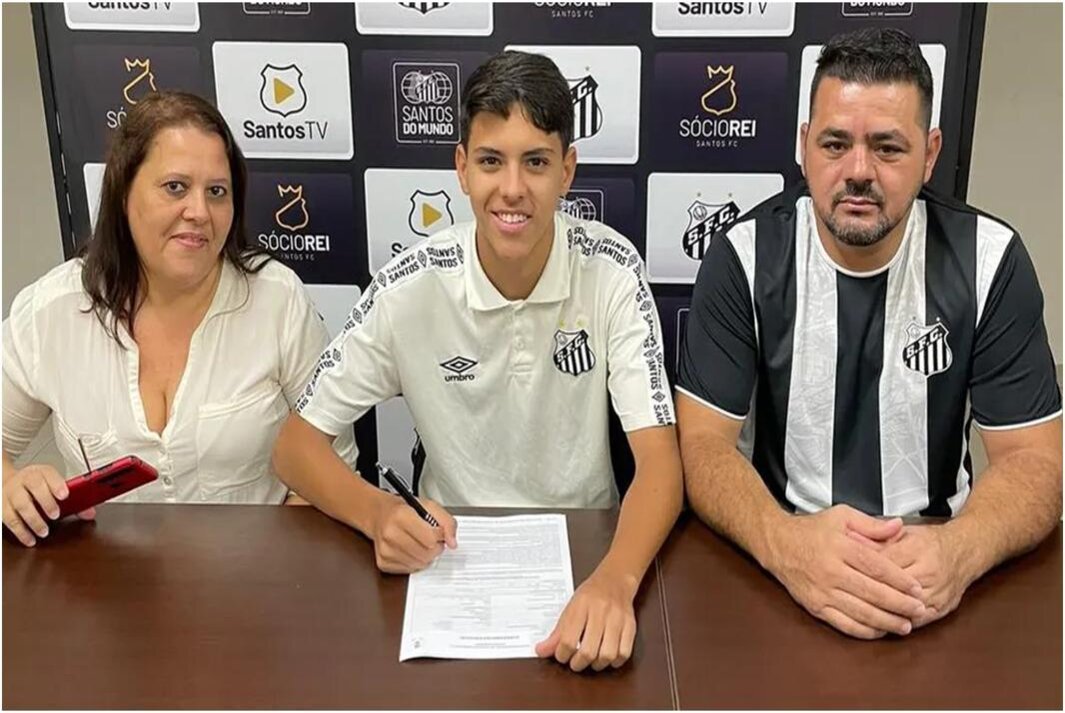Atacante natural de Junqueirópolis, assina primeiro contrato profissional com o Santos Atacante natural de Junqueirópolis, assina primeiro contrato profissional com o Santos