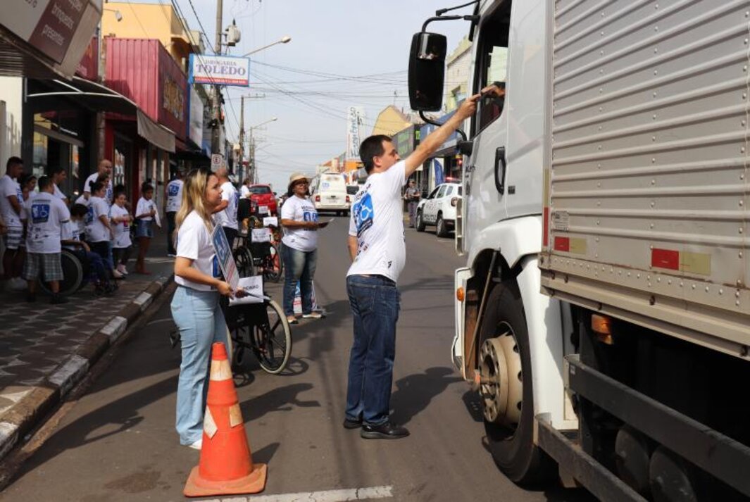 Campanha conscientiza sobre uso de vagas a deficientes e idosos, em Pirapozinho