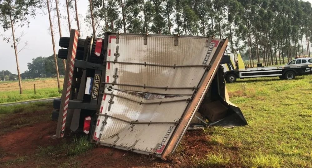 Caminhão invade pista contrária e tomba na Rodovia Assis Chateaubriand, em Tarabai