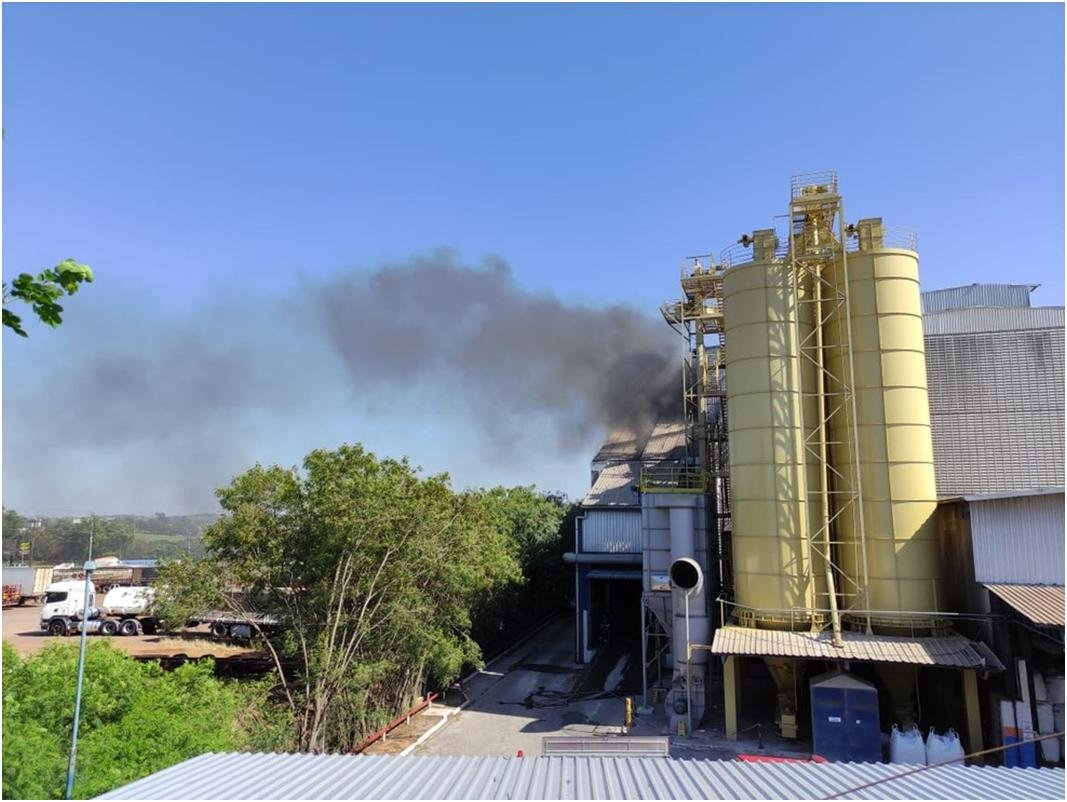 Incêndio atinge barracão de empresa de produtos agropecuários em Presidente Prudente