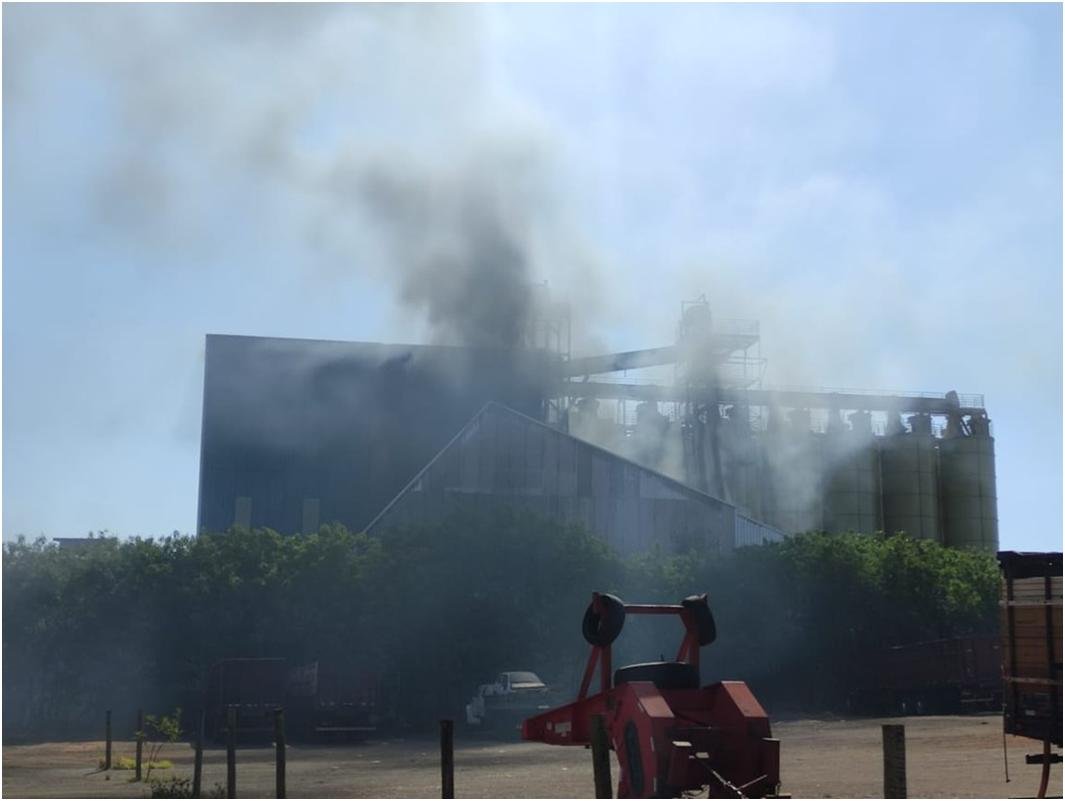 Incêndio atinge barracão de empresa de produtos agropecuários em Presidente Prudente