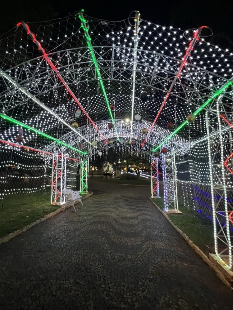 Prefeitura de Regente Feijó usa 30 mil garrafas pet para criar decoração de Natal Prefeitura de Regente Feijó usa 30 mil garrafas pet para criar decoração de Natal