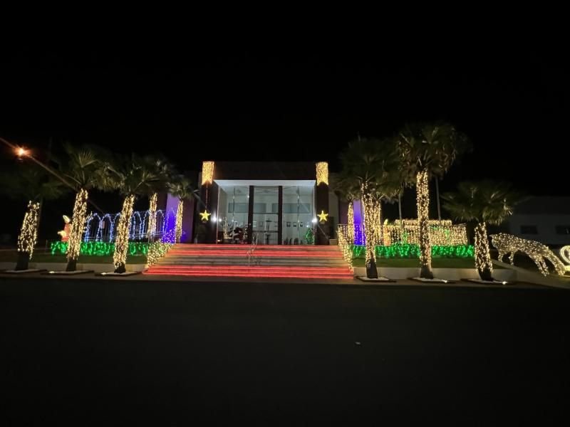 Prefeitura de Regente Feijó usa 30 mil garrafas pet para criar decoração de Natal Prefeitura de Regente Feijó usa 30 mil garrafas pet para criar decoração de Natal