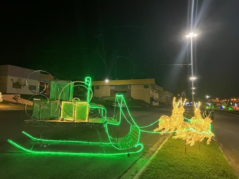 Prefeitura de Regente Feijó usa 30 mil garrafas pet para criar decoração de Natal Prefeitura de Regente Feijó usa 30 mil garrafas pet para criar decoração de Natal