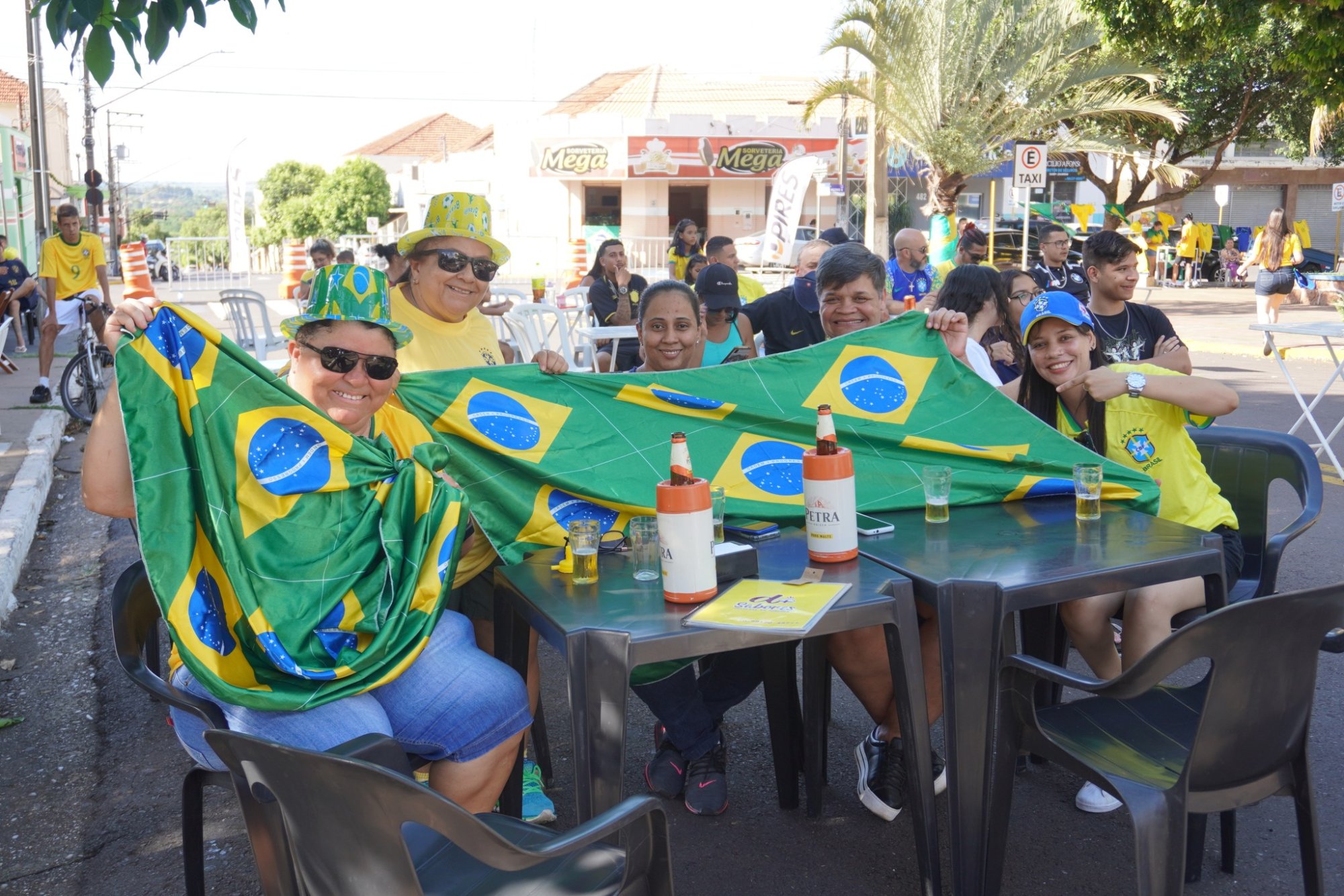 Centenas de pessoas acompanham jogo da Seleção Brasileira na Copa em evento no centro de Presidente Venceslau