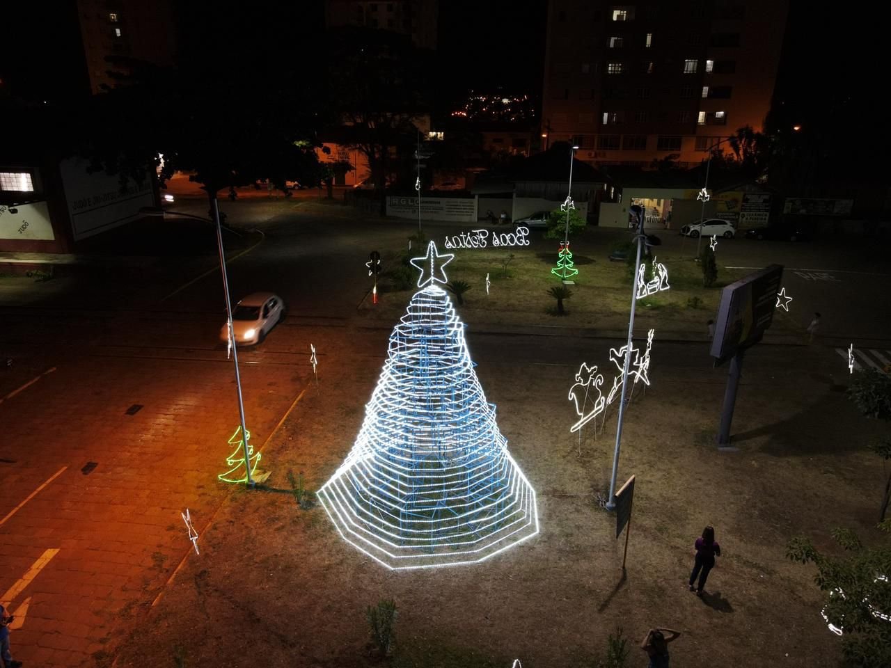 Decoração natalina é montada para realização da Vila Natal no centro de Presidente Venceslau