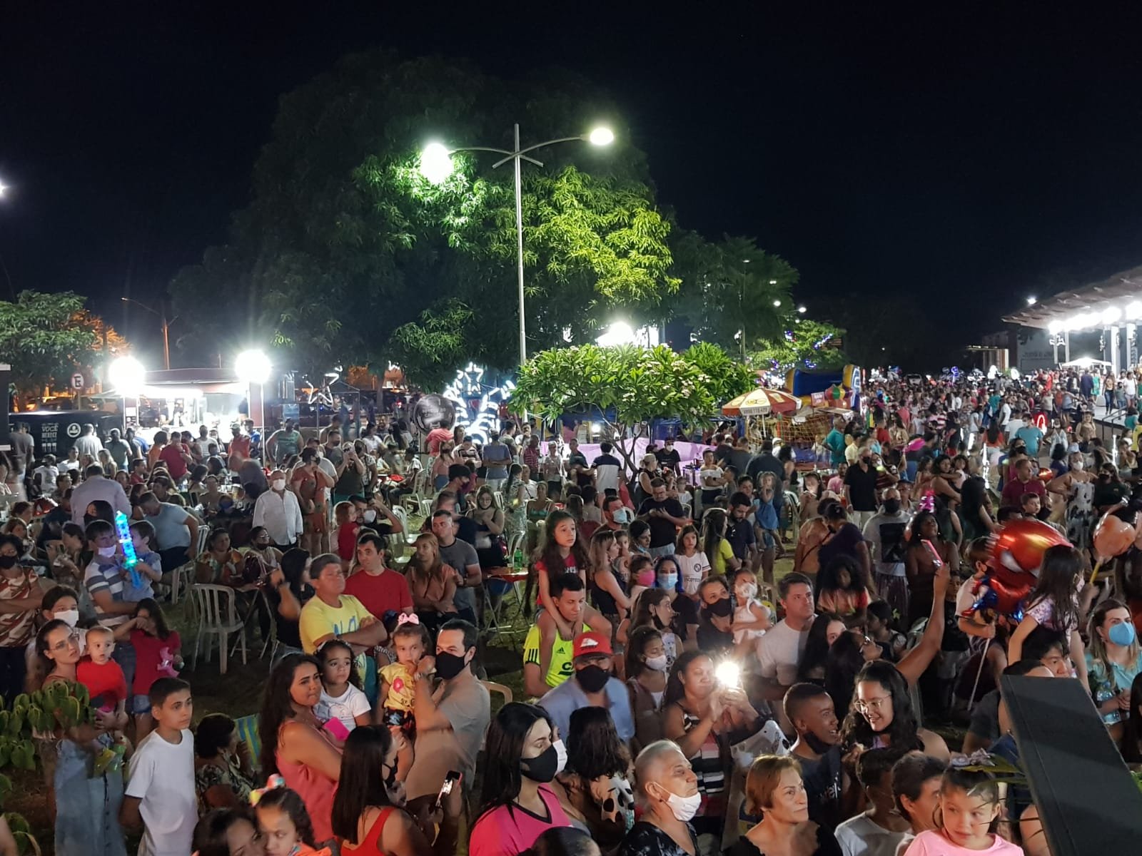 Decoração natalina é montada para realização da Vila Natal no centro de Presidente Venceslau