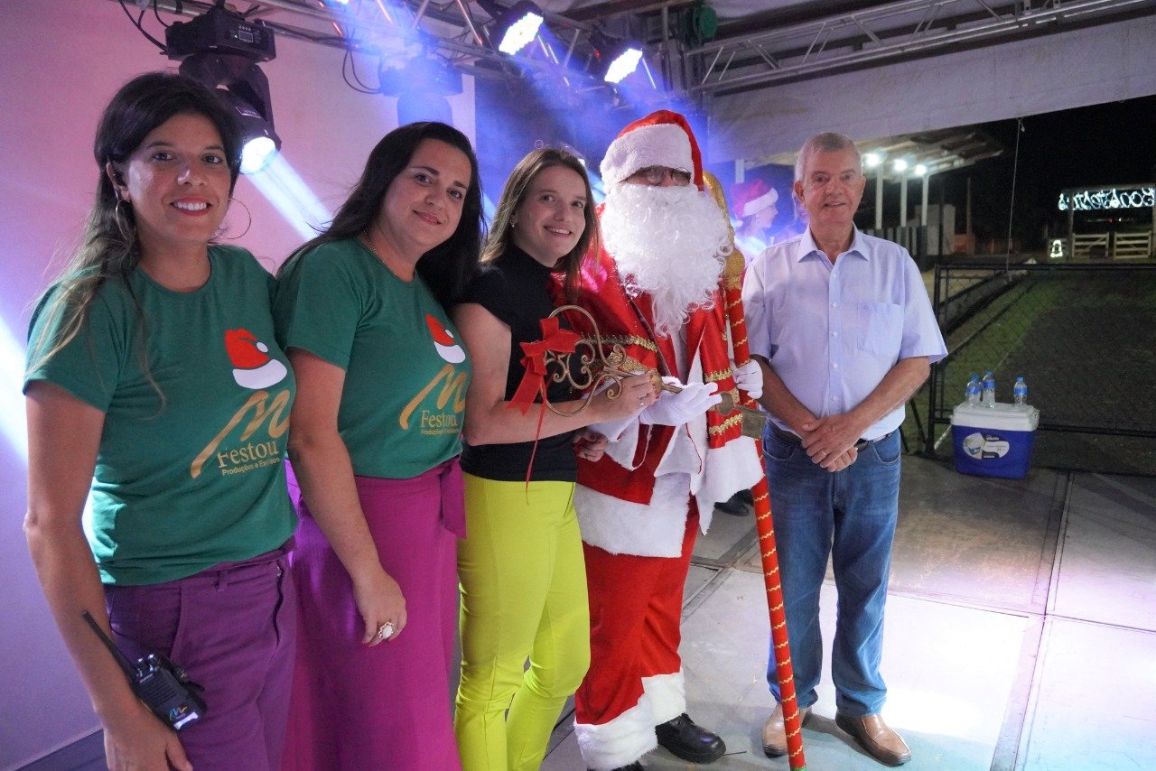 Papai Noel chegou atraindo bom público para a Vila Natal em Presidente Venceslau; Atração de hoje da Vila é Studio Balloné e Coral Joanna D'Angelo