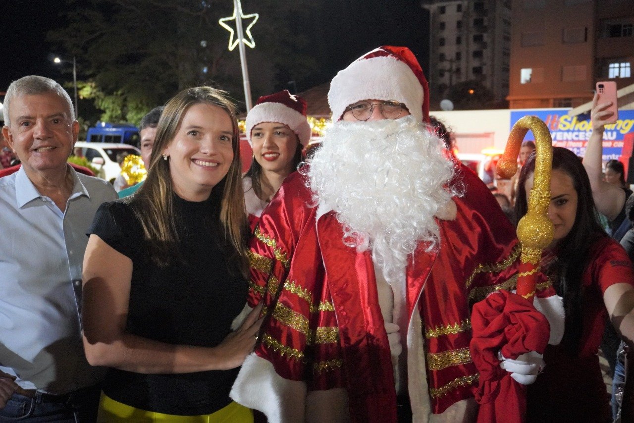Papai Noel chegou atraindo bom público para a Vila Natal em Presidente Venceslau; Atração de hoje da Vila é Studio Balloné e Coral Joanna D'Angelo