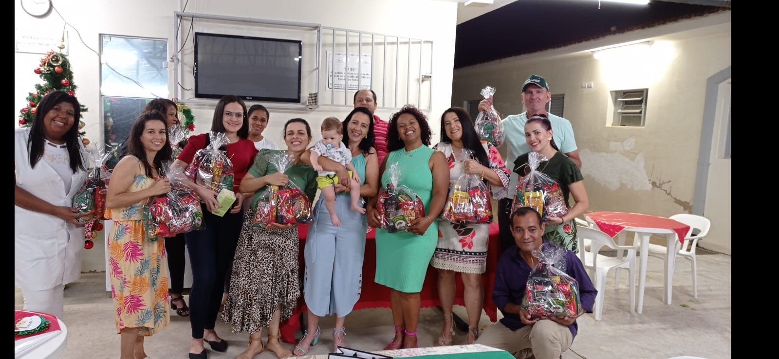 Papai Noel esteve de passagem no Abrigo de Idosos; O bom velhinho fez a alegria de seus moradores em Presidente Venceslau Papai Noel esteve de passagem no Abrigo de Idosos; O bom velhinho fez a alegria de seus moradores em Presidente Venceslau