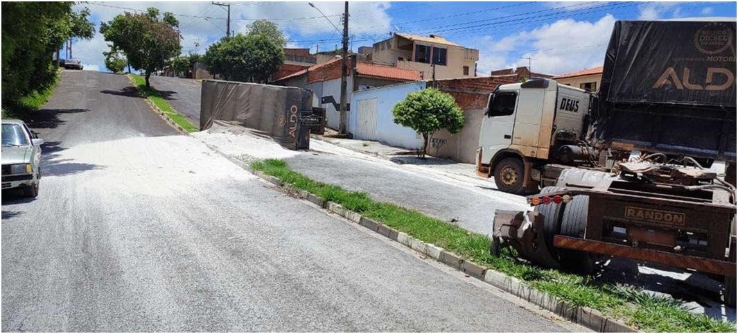 Carreta com carga de calcário tomba na Avenida Juscelino Kubitschek, em Presidente Prudente