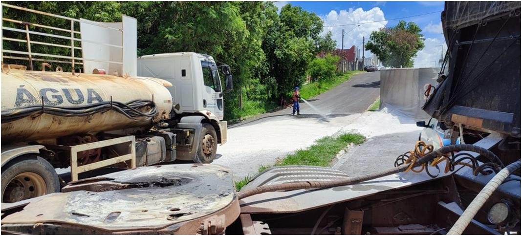 Carreta com carga de calcário tomba na Avenida Juscelino Kubitschek, em Presidente Prudente