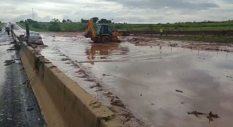 Lama provoca interdição total da “Rodovia Raposo Tavares” em Caiuá