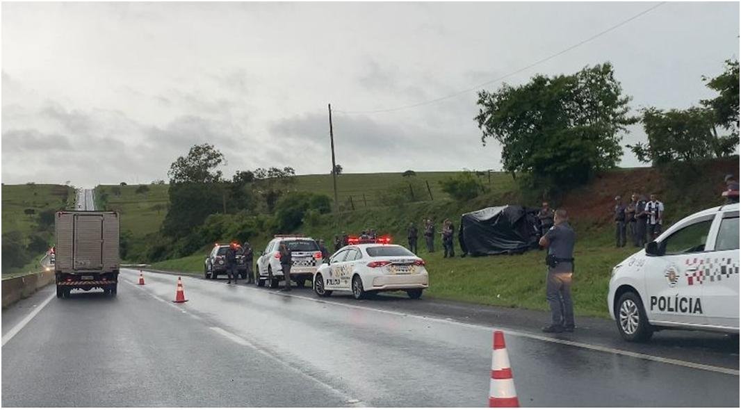 Duas viaturas do Baep capotam na Rodovia Raposo Tavares, em Piquerobi Duas viaturas do Baep capotam na Rodovia Raposo Tavares, em Piquerobi