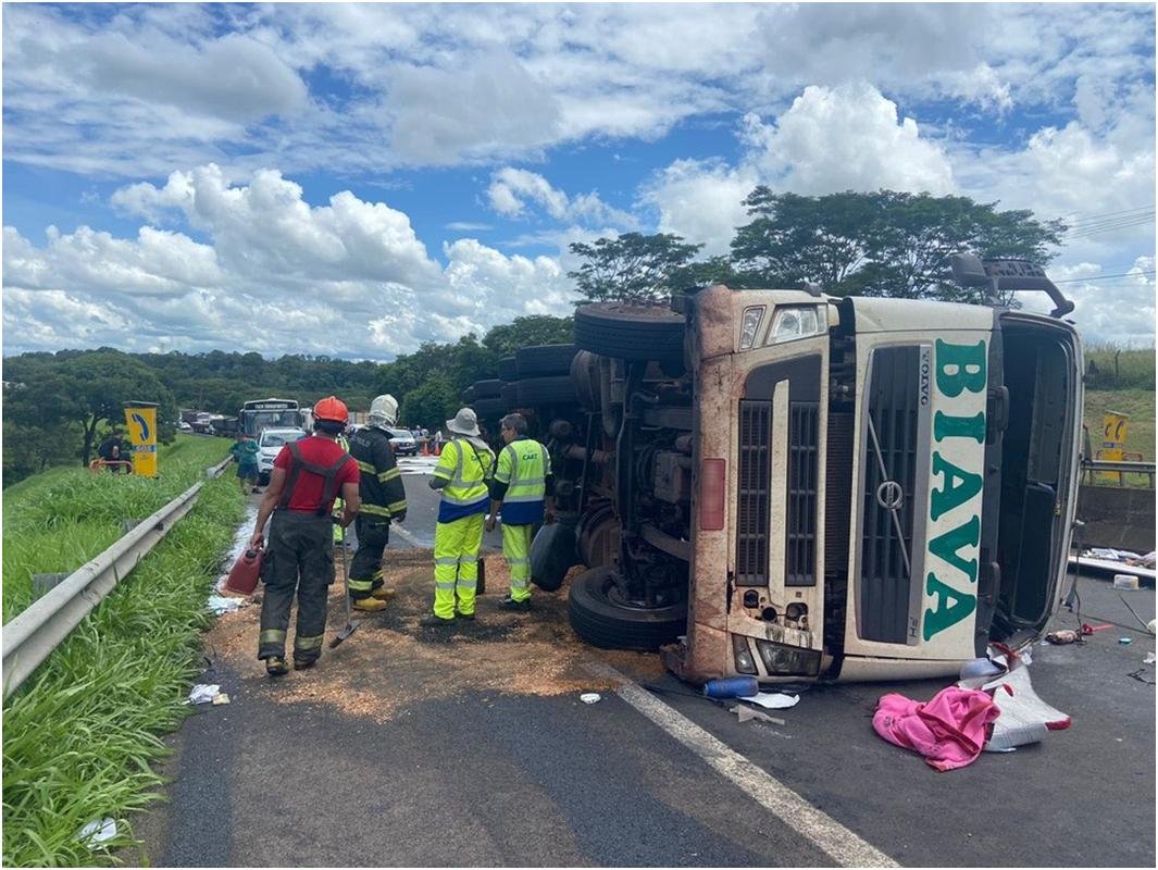 Caminhão tomba e espalha carga na Rodovia Raposo Tavares, em Prudente