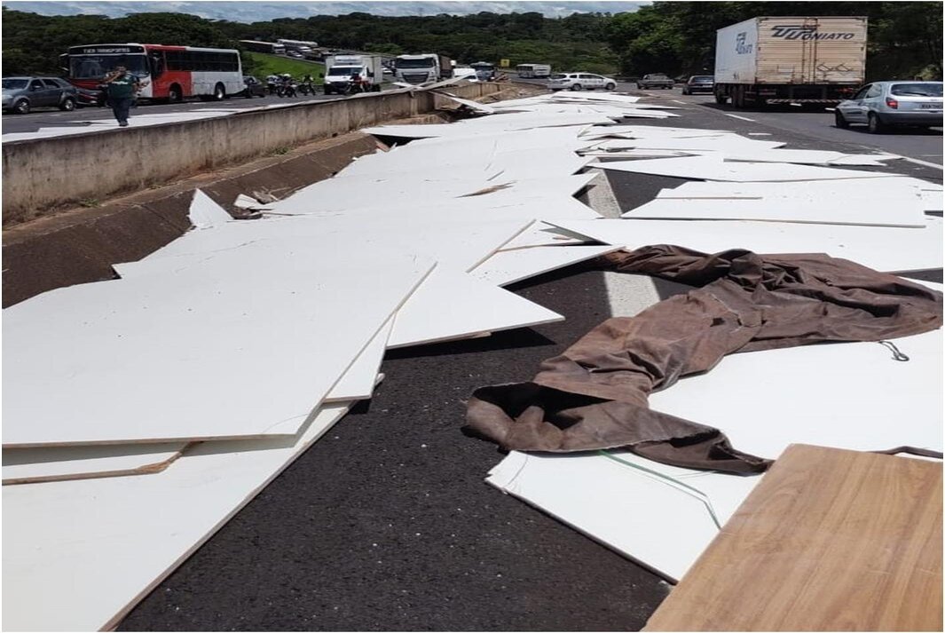 Caminhão tomba e espalha carga na Rodovia Raposo Tavares, em Prudente