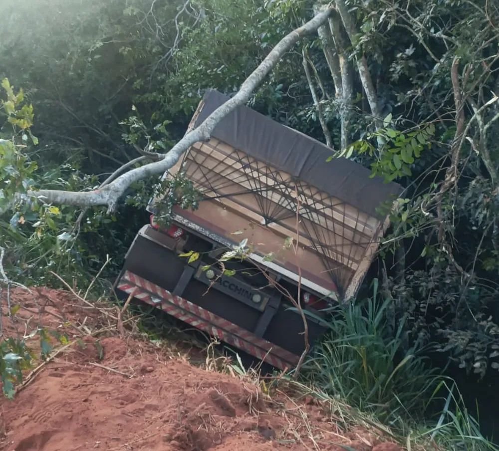 Euclides da Cunha Paulista; Dois homens morrem, após colisão entre carro e carreta, na Rodovia Arlindo Béttio! Euclides da Cunha Paulista; Dois homens morrem, após colisão entre carro e carreta, na Rodovia Arlindo Béttio!