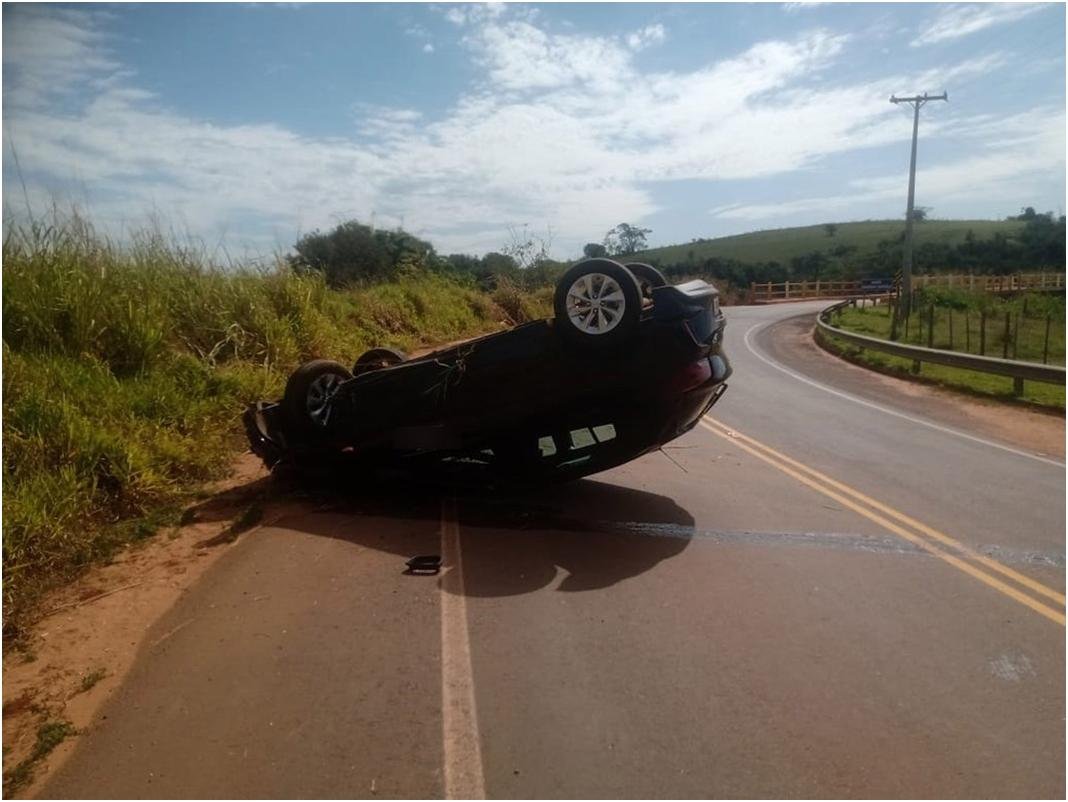 'Sem Feridos'; Após perder controle, motorista capota veículo na Estrada Aymoré, em Venceslau!