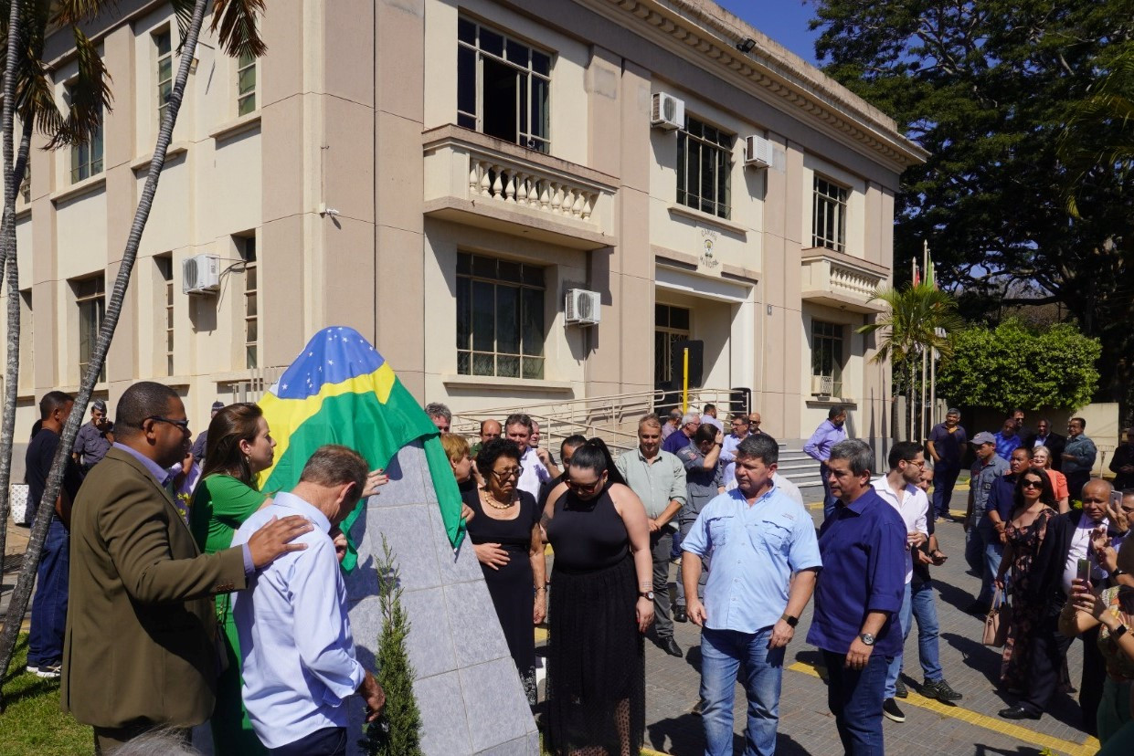 'Homenagem Póstuma'; Câmara Municipal de Venceslau inaugurou, Busto do Senador Major Olímpio, político com grande atuação na cidade e região! 'Homenagem Póstuma'; Câmara Municipal de Venceslau inaugurou, Busto do Senador Major Olímpio, político com grande atuação na cidade e região!