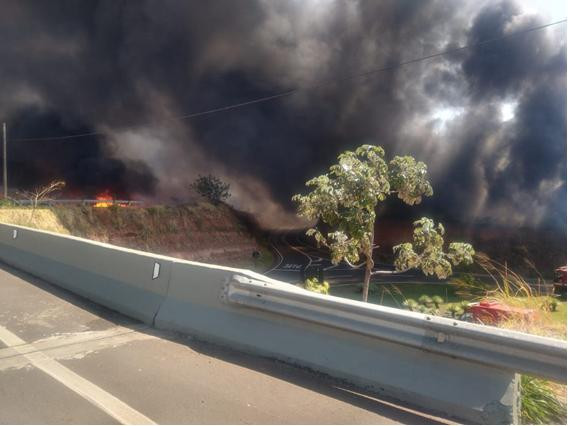 'Fumaça Intensa'; Após 20h de trabalho dos bombeiros, um incêndio de grandes proporções em armazém de reciclagem, que chegou a interditar Rodovia de Prudente foi controlado!
