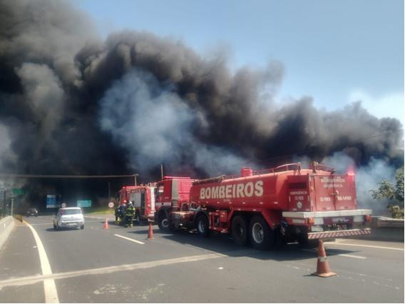 'Fumaça Intensa'; Após 20h de trabalho dos bombeiros, um incêndio de grandes proporções em armazém de reciclagem, que chegou a interditar Rodovia de Prudente foi controlado!