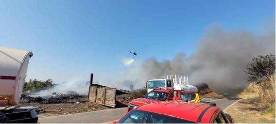 'Fumaça Intensa'; Após 20h de trabalho dos bombeiros, um incêndio de grandes proporções em armazém de reciclagem, que chegou a interditar Rodovia de Prudente foi controlado!