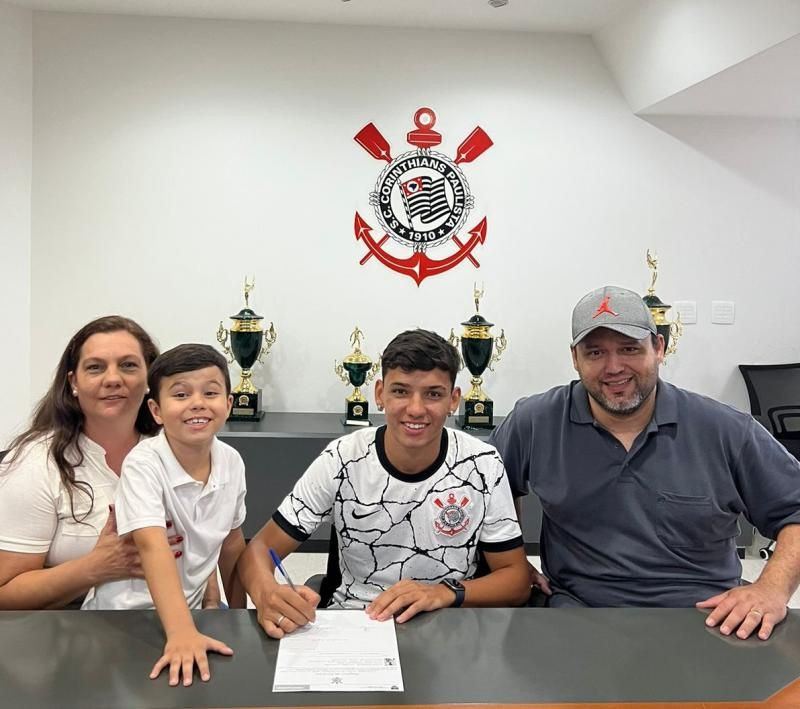 'Contrato Profissional'; Jovem Venceslauense destaque nos gramados pelo Sub-17, assina com o Corinthians!