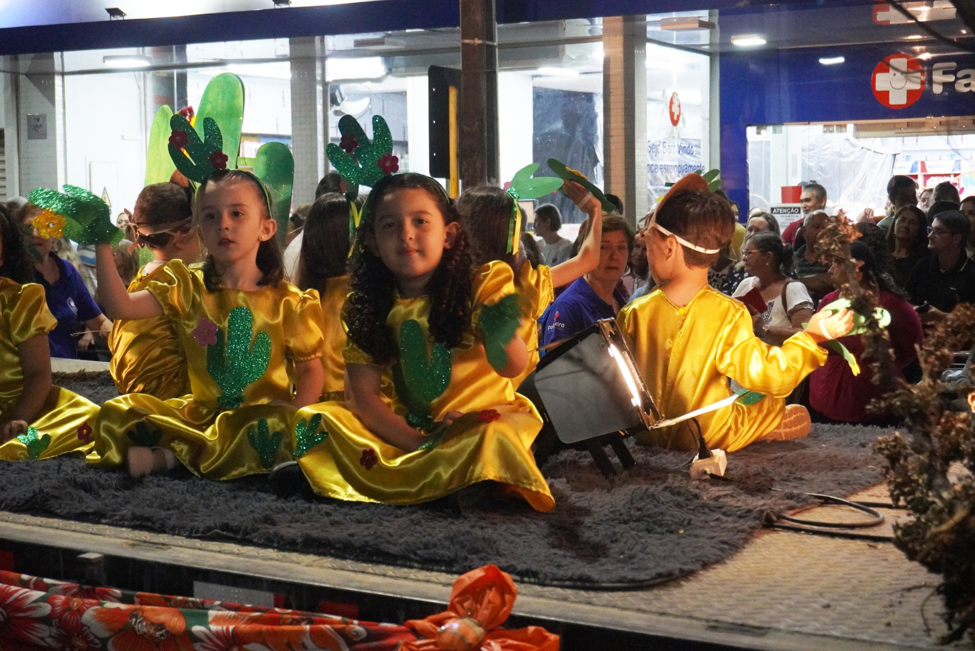 'Venceslau 97 Anos'; Tradicional Desfile Cívico do município, recebeu centenas de pessoas que puderam conferir 72 segmentos da sociedade, divididos em 8 alas; Confira fotos!