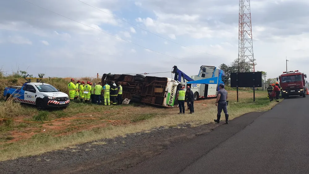 'Acidente na Rodovia'; Micro-ônibus de trabalhadores rurais tomba na pista, mata uma pessoa e deixa outras sete vítimas feridas, em Martinópolis!