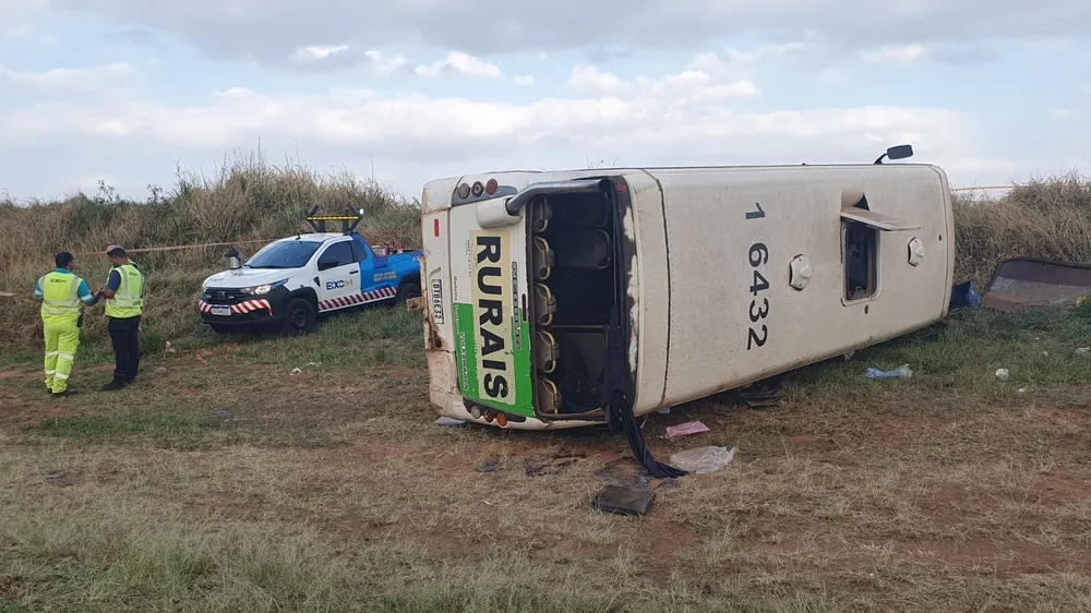 'Acidente na Rodovia'; Micro-ônibus de trabalhadores rurais tomba na pista, mata uma pessoa e deixa outras sete vítimas feridas, em Martinópolis!