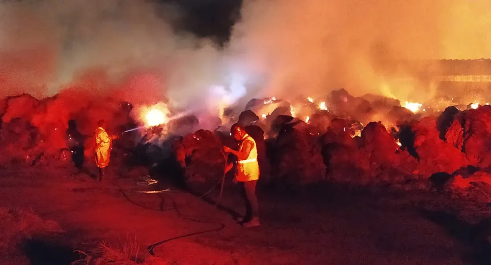 'Grandes Proporções'; Incêndio atinge barracão de feno, na zona rural em Santo Anastácio!