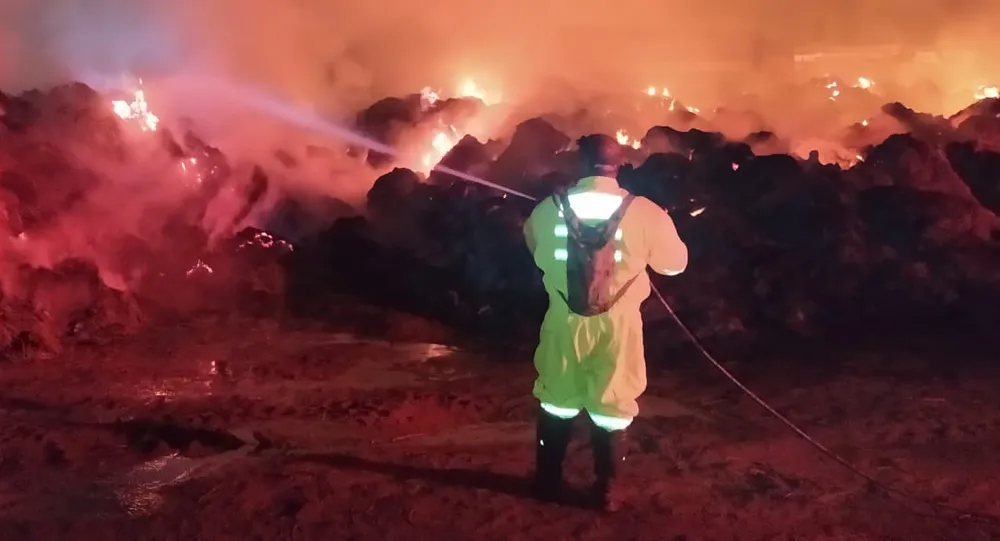 'Grandes Proporções'; Incêndio atinge barracão de feno, na zona rural em Santo Anastácio!